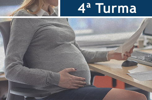 Ilustração de uma gestante. No topo da imagem há o texto &quot;4ª Turma&quot;