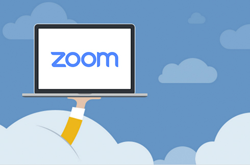 Um braço segurando uma bandeja com uma tela de computador. Na tela, está escrito &quot;Zoom&quot;