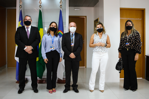 Foto dos participantes da reunião em pé no Gabinete da Presidência