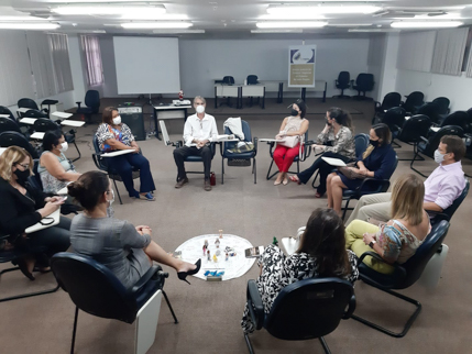 Foto dos participantes sentados em círculo na sala da Escola Judicial