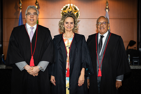 foto do vice-presidente, da presidente e do corregedor do TRT-6, em pé, usando toga e sorrindo para a câmera