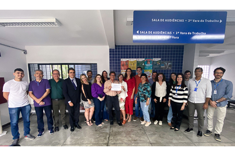 Foto do corregedor com a equipe da 2ª VT de Caruaru