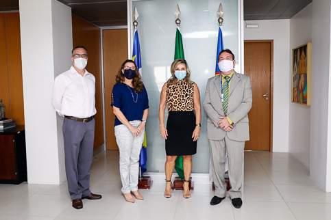 Foto dos presentes em pé, posando.