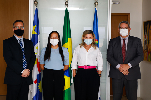 Foto dos presentes em pé, posando.