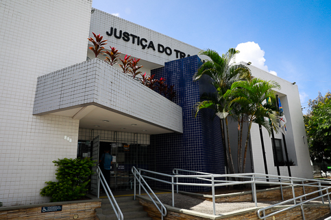 foto da fachada do fórum trabalhista de Caruaru