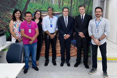 Foto da equipe do Cejusc ao lado do corregedor