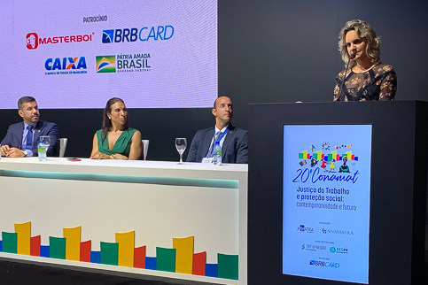 Foto da desembargadora Nise Pedroso falando na solenidade de abertura do Conamat