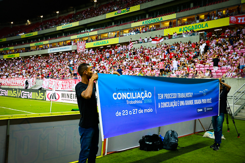 Foto da faixa sendo exibida em frente a torcida