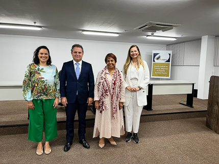 Foto da palestrante ao lado do desembargador Eduardo Pugliesi, da desembargadora Maria do Socorro Emerenciano e da juíza Wiviane de Souza