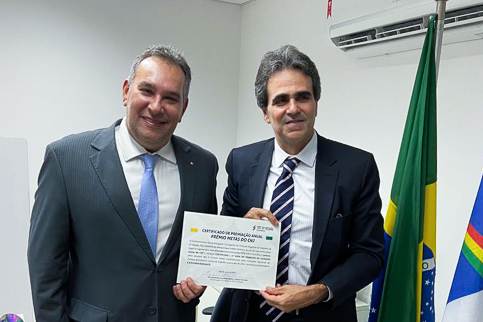 Foto do juiz titular da 1ª VT de Igarassu ao lado do corregedor.