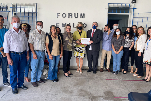 Foto da desembargadora Nise segurando o certificado com a equipe da VT de Carpina