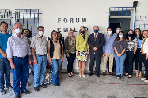 Foto da desembargadora Nise com a equipe da VT de Carpina