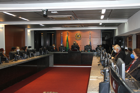 Fotografia do Pleno - desembargadores sentados em uma mesa em formato de U