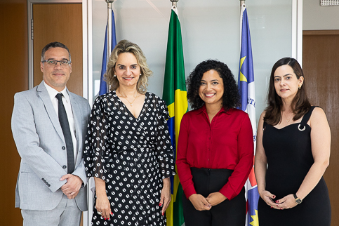 Foto da empossada ao lado dos presentes à posse