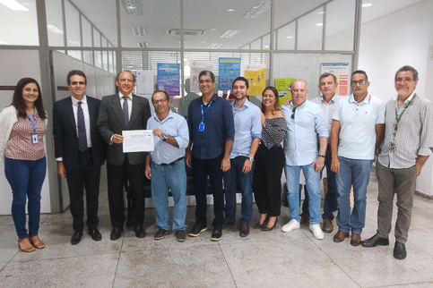 Foto do corregedor com a equipe da 2ª VT de Nazaré da Mata