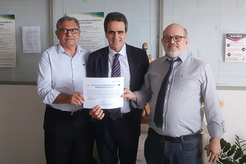 Fotos dos juízes das 1ª e 2ª VTs de Nazaré recebendo o certificado do corregedor