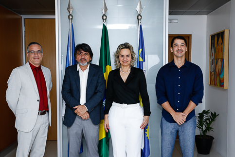 retrato de quatro pessoas com roupas de escritório