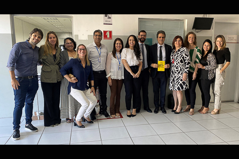 Foto do corregedor ao lado da equipe da 23ª VT
