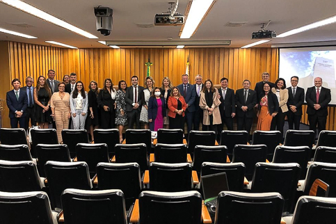 Foto da desembargadora Nise com outros integrantes da comissão