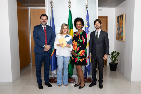 Foto da presidente com os representantes da ANPM