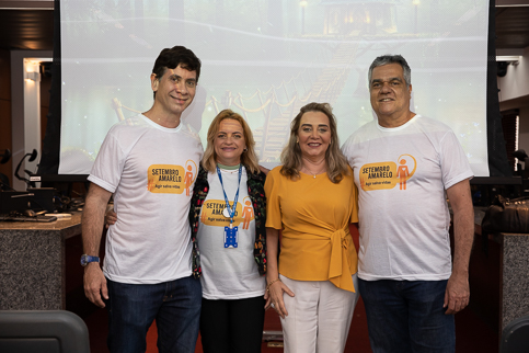 Foto dos palestrantes posando abraçados