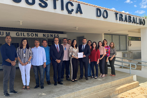 Foto da equipe da VT de Serra Talhada e da Correição em frente à fachada do Fórum Trabalhista de Serra Talhada