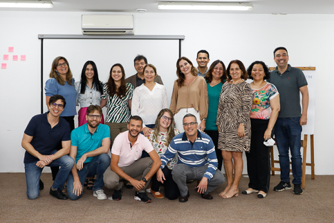 Foto dos participantes do encontro posando para a foto