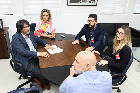 Pessoas sentadas em reunião