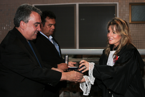 Foto da presidente entregando medalha a um agraciado
