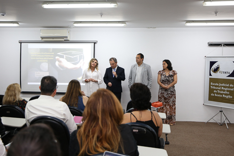 Foto da sala de aula com alunos e representantes do TRT-6 e UFPE