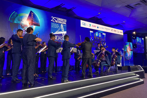 Foto da apresentação da orquestra do Alto da Mina no congresso