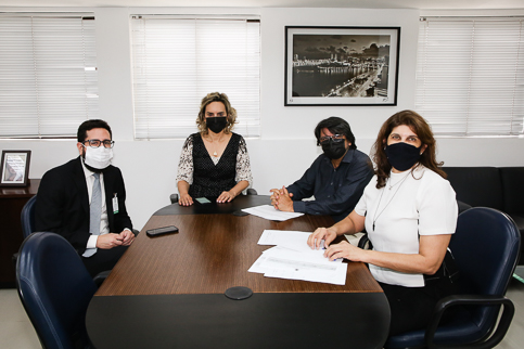 Foto dos participantes da reunião sentados à mesa