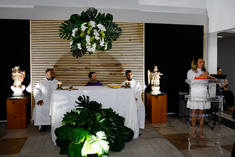 Foto da presidente falando no púlpito ao lado do altar