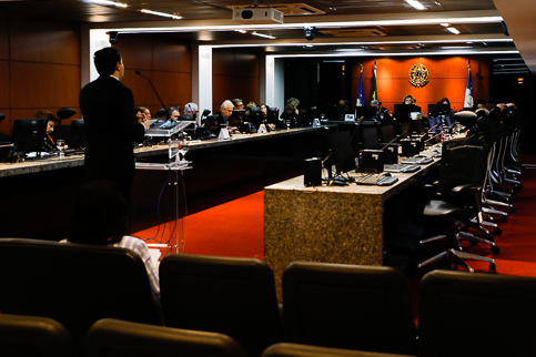 foto da sessão administrativa do Pleno. Sala ampla com desembargadores sentados à mesa