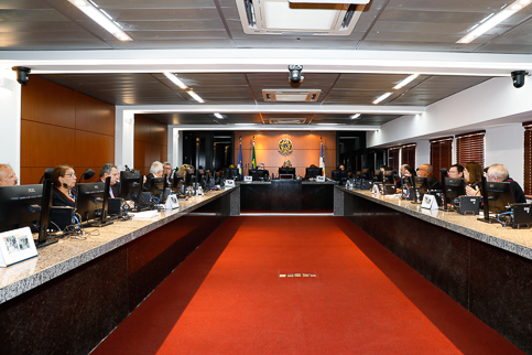 foto dos desembargadores durante a sessão administrativa, na sala do Pleno