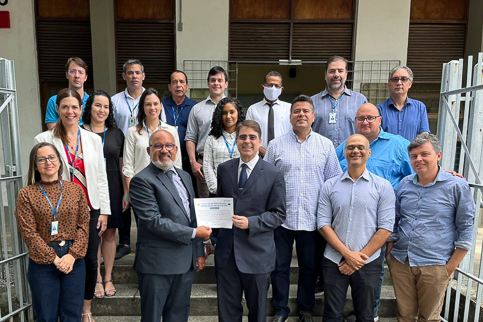Foto da equipe da VT de Escada com o corregedor
