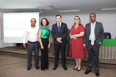 Foto da palestrante dos mediadores e de representantes do TRT-6