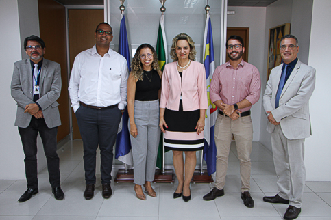 Foto de quem tomou posse no quadro de pessoal com a presidente