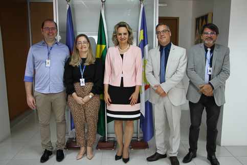 Foto da nova assessora com a presidente e outros servidores