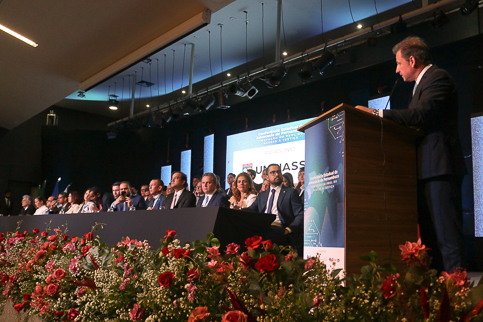 Foto do desembargador Eduardo Pugliesi ao lado de parte da mesa de honra do evento