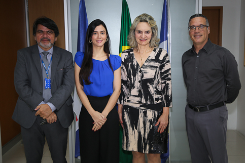 Foto da empossada ao lado da presidente o dos demais presentes ao ato.