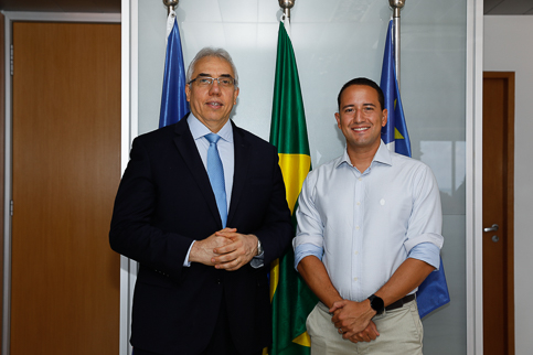 Foto de quem tomou posse ao lado do desenbaragdor Sergio Torres