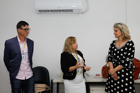 Fotos do servidor e da servidora que conduzirão o curso com o presidente do TRT-6