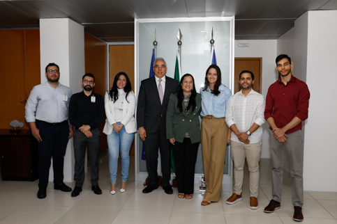 Foto de quem tomou posse ao lado do desembargador Sergio Torres