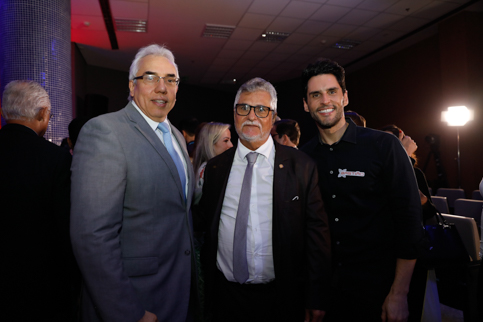 Foto do vice-presidente do TRT-6 ao lado do presidente do TJPE e de um servidor da TI