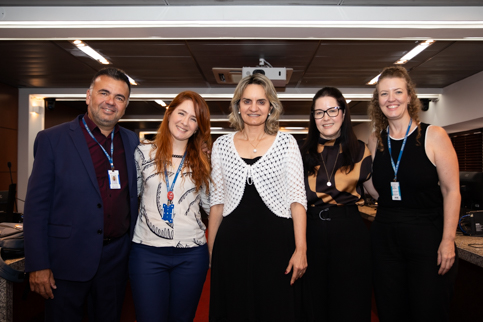 Foto de partes da equipe de governança com a presidente do TRT-6 e a juíza auxiliar da presidência