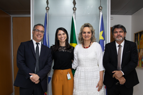 Foto de quem participou da cerimônia com a empossada