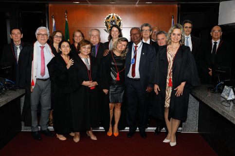 Fotografia dos desembargadores e desembargadoras do TRT-6 com o servidor mais antigo da casa