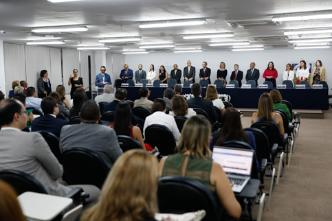 fotografia de pessoas assistindo uma palestra em um auditório