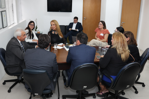 Foto da mesa de reunião com quem participou do encontro